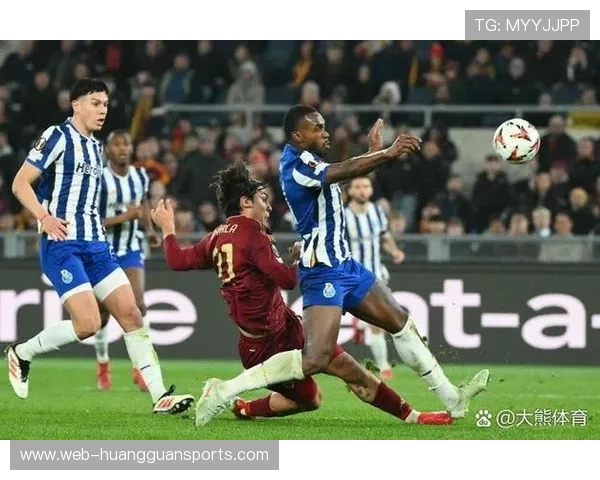 穆里尼奥看台观战罗马，赛后与迪巴拉拥抱交谈