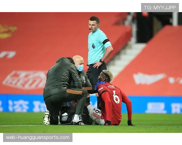 暖心时刻:边线球掷出前,对方边锋为摔倒的边后卫系紧鞋带